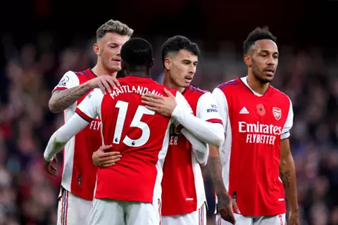 تقارير: إيفرتون مهتم بإعادة لاعب أرسنال السابق إلى الدوري الإنجليزي
